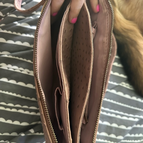 Crossbody bag in a dusty pinkish color. - Picture 5 of 5